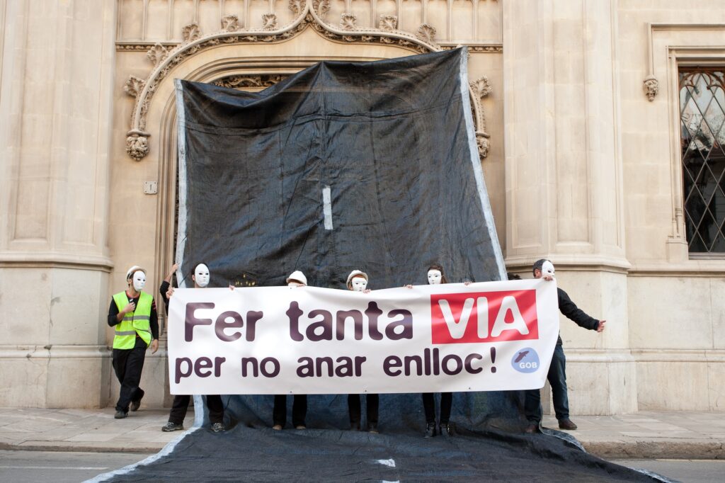Imatge acció GOB davant Consell de Mallorca presidit per Francina Armengol contra la Via Connectora al 2011