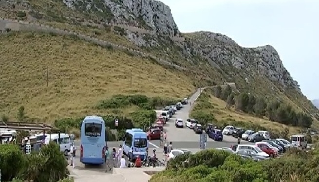 Evitar aquest col·lapse de Formentor implica l'ubicació d'un nou aparcament dissuasiu al Port de Pollença.