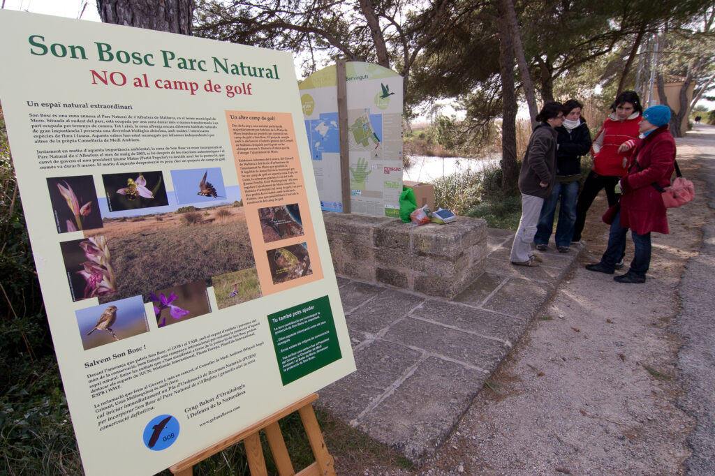 Any 2008, informant els visitants a l'entrada de s'Albufera, una de les accions de la campanya per la protecció de Son Bosc